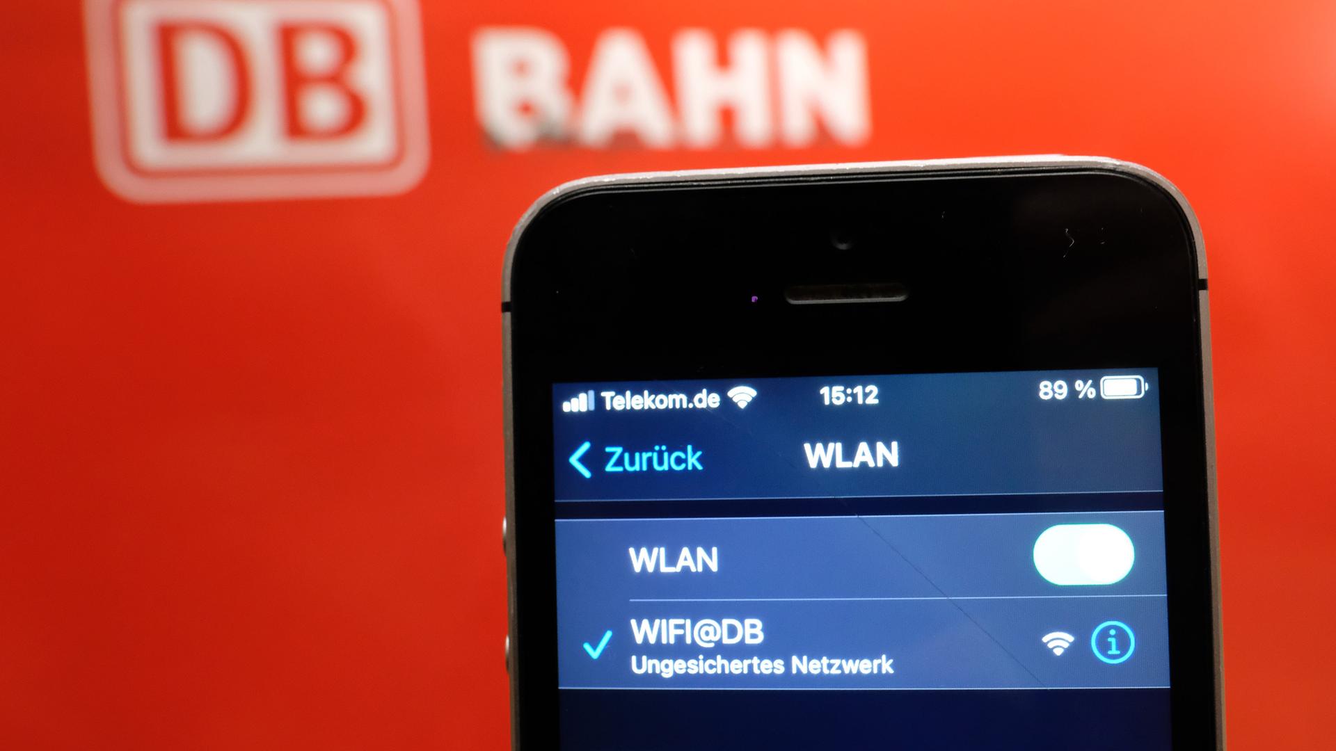 Leipzig: In einem Smartphone an einem S-Bahnhof wird das WLAN der Deutschen Bahn (DB) angezeigt. Leipzig: In einem Smartphone an einem S-Bahnhof wird das WLAN der Deutschen Bahn (DB) angezeigt.