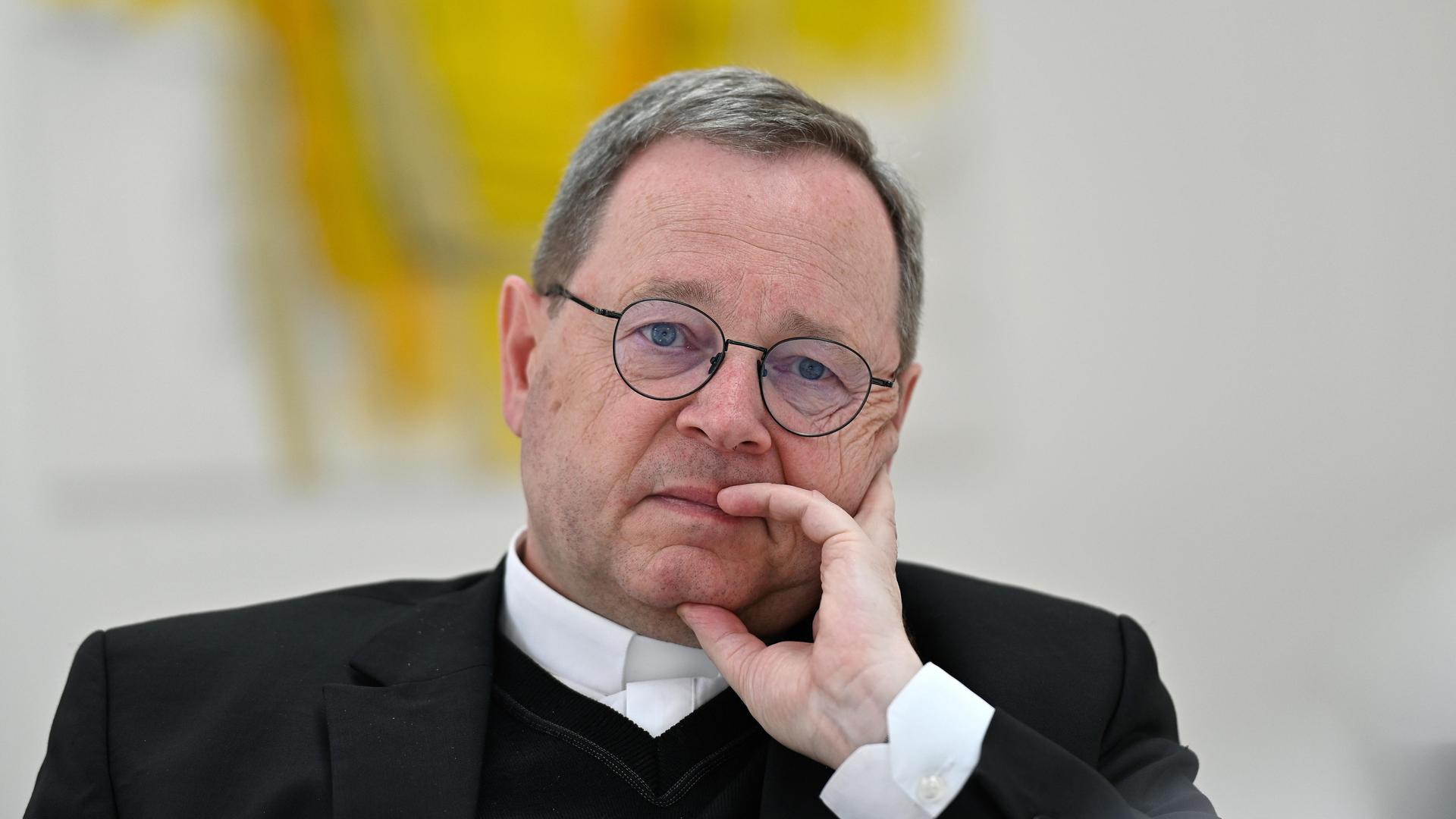 Georg Bätzing, der Vorsitzende der katholischen Deutschen Bischofskonferenz trägt Ordinat und Brille und schaut leicht an der Kamera vorbei
