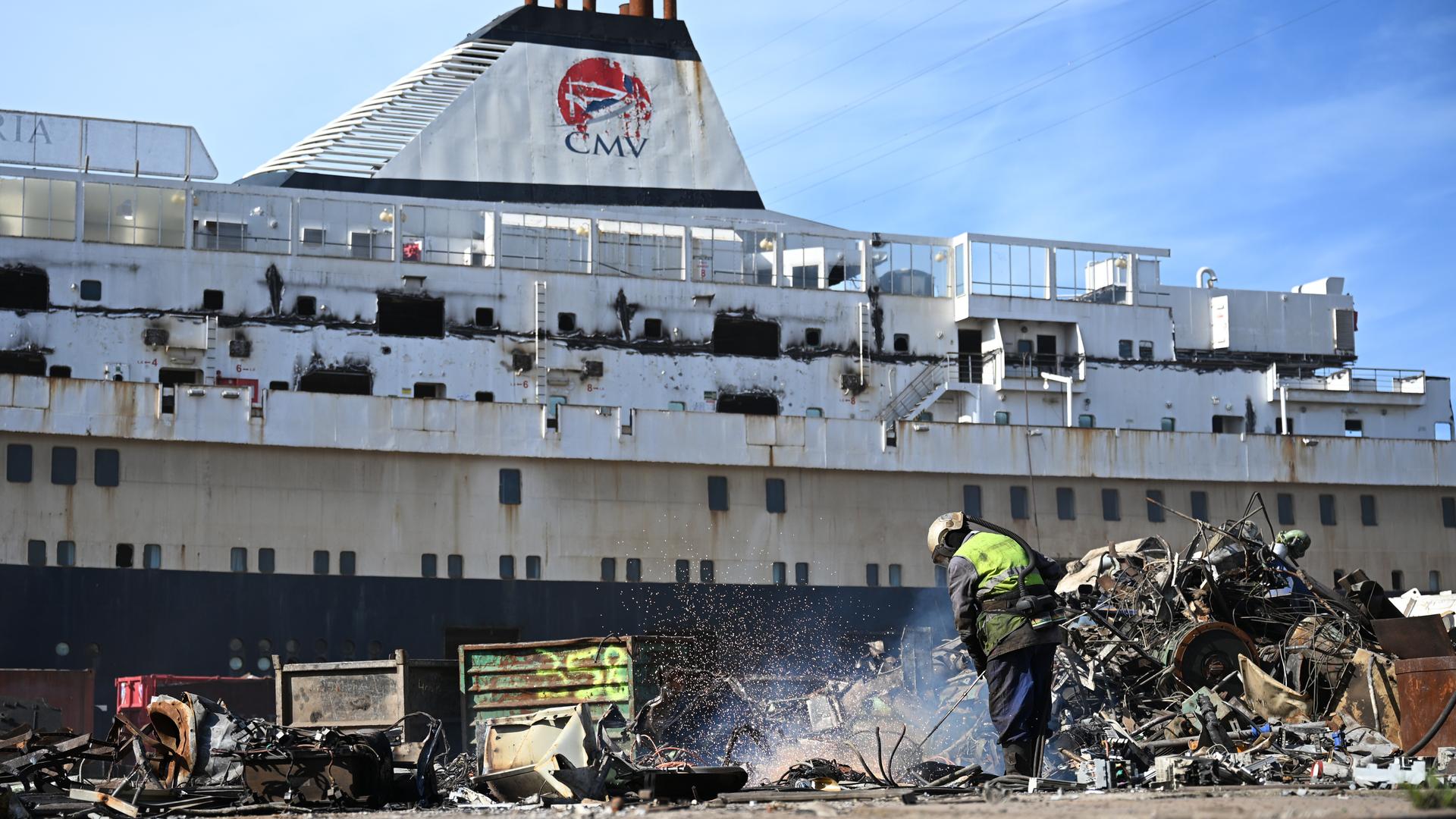 Ein Mann arbeitet vor dem Schiff "Astoria" die im Hafen der Werft Galloo liegt. Die "Astoria" war als "MS Völkerfreundschaft zu Zeiten der DDR als Kreuzfahrtschiff im Einsatz.