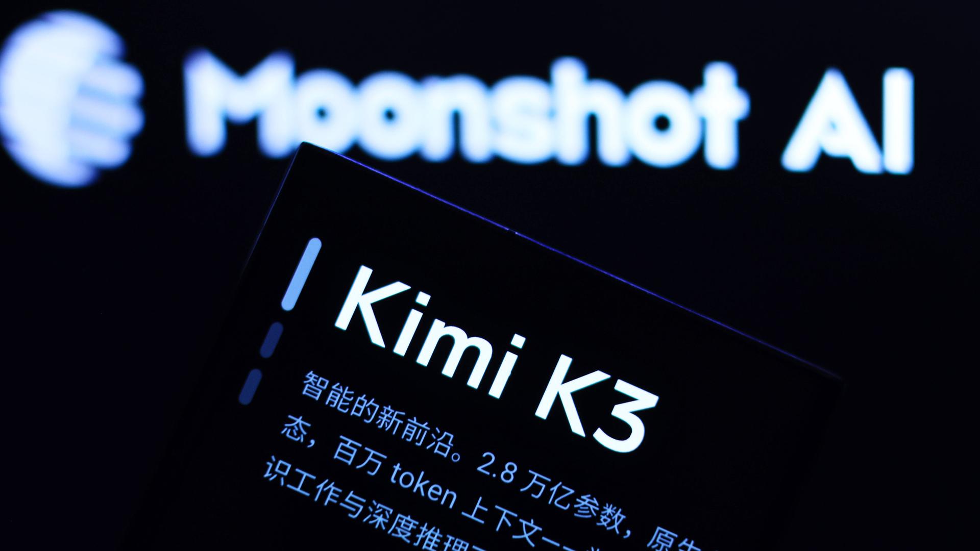 Das Logo des chinesischen KI-Modells Kimi K3 ist auf einem Smartphone-Bildschirm zu sehen. Im Hintergrund der Schriftzug des Entwicklers Moonshot AI.