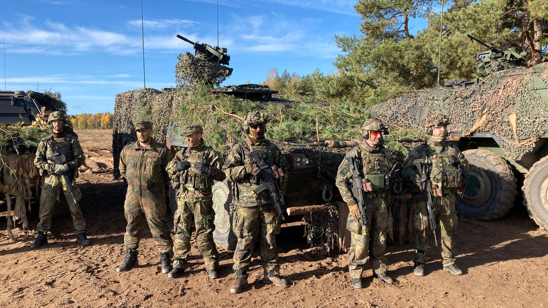 Deutsche Soldaten präsentieren ihre Militärtechnik bei der ersten Übung der Bundeswehr-Brigade zum verstärkten Schutz des Bündnispartners an der Nato-Ostflanke in Litauen.