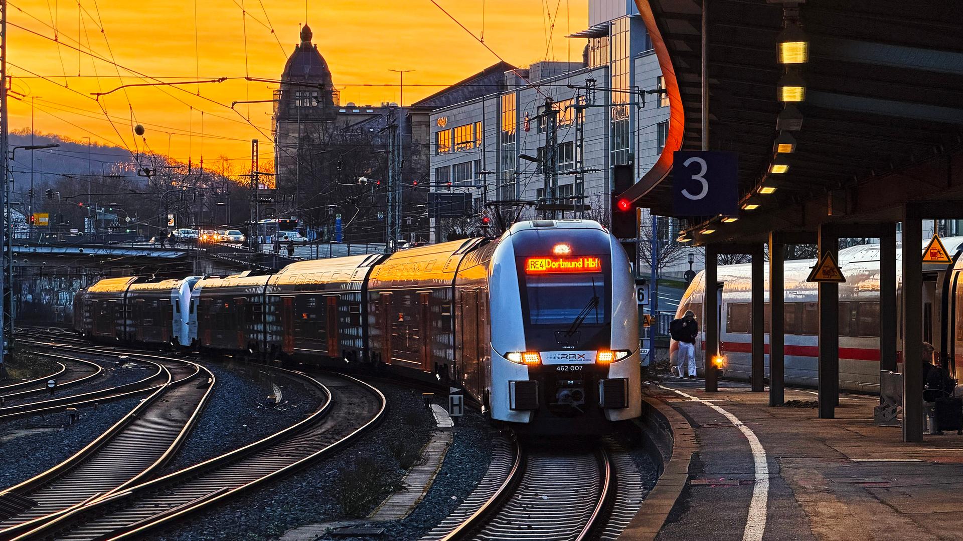 Ein Regionalzug steht im Wuppertaler Hauptbahnhof. Ein Regionalzug steht im Wuppertaler Hauptbahnhof.
