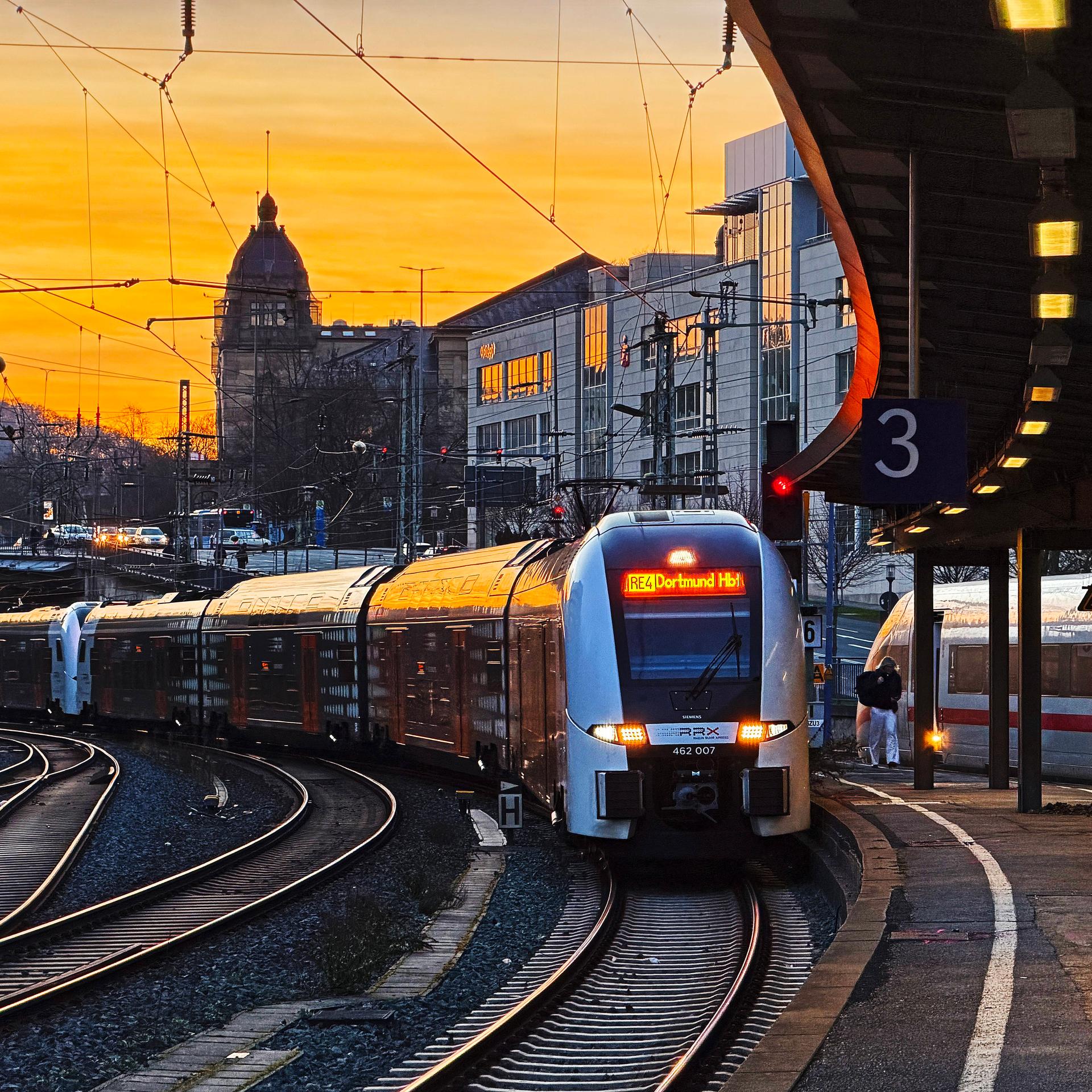 Ein Regionalzug steht im Wuppertaler Hauptbahnhof.