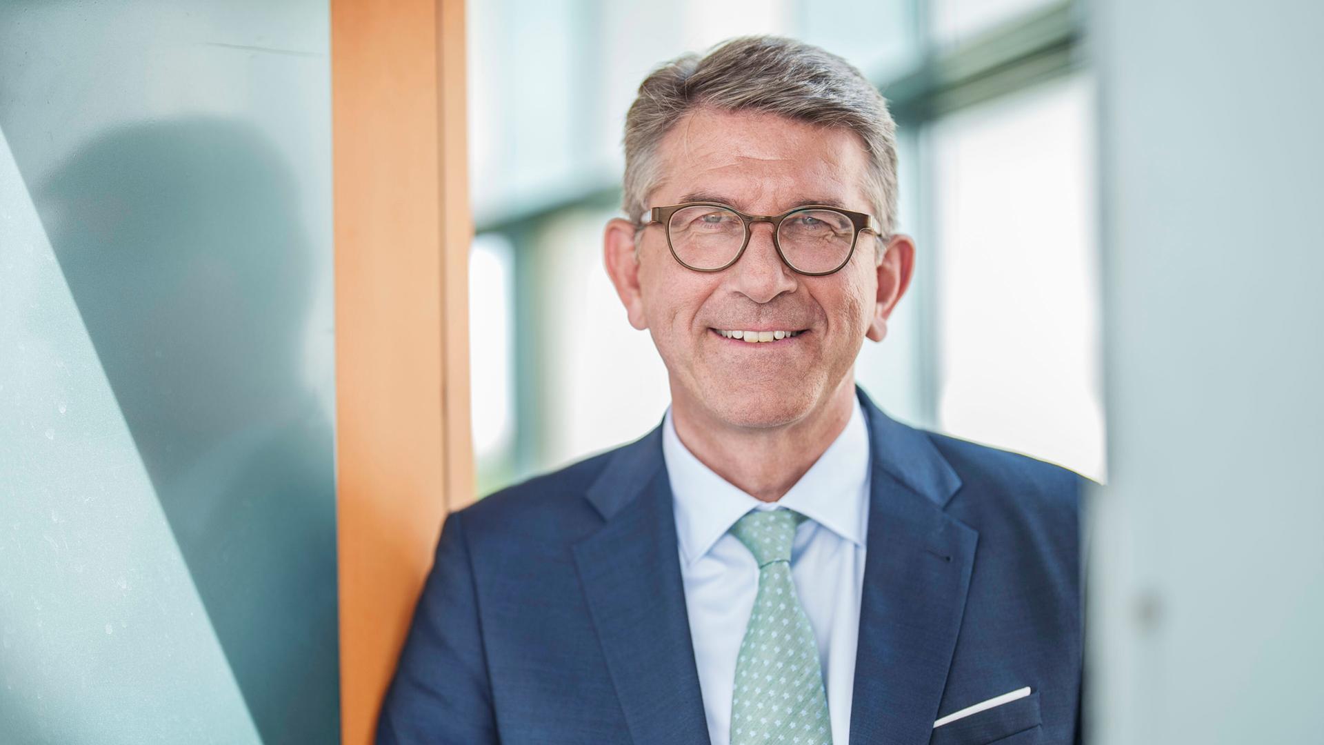 Kulturstaatsminister Wolfram Weimer lacht in die Kamera.