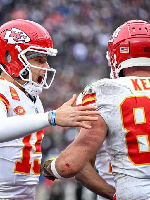 Kansas City Chiefs-Quarterback Patrick Mahomes 15 feiert mit Tight End Travis Kelce.