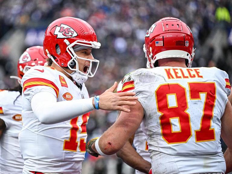 Kansas City Chiefs-Quarterback Patrick Mahomes 15 feiert mit Tight End Travis Kelce.