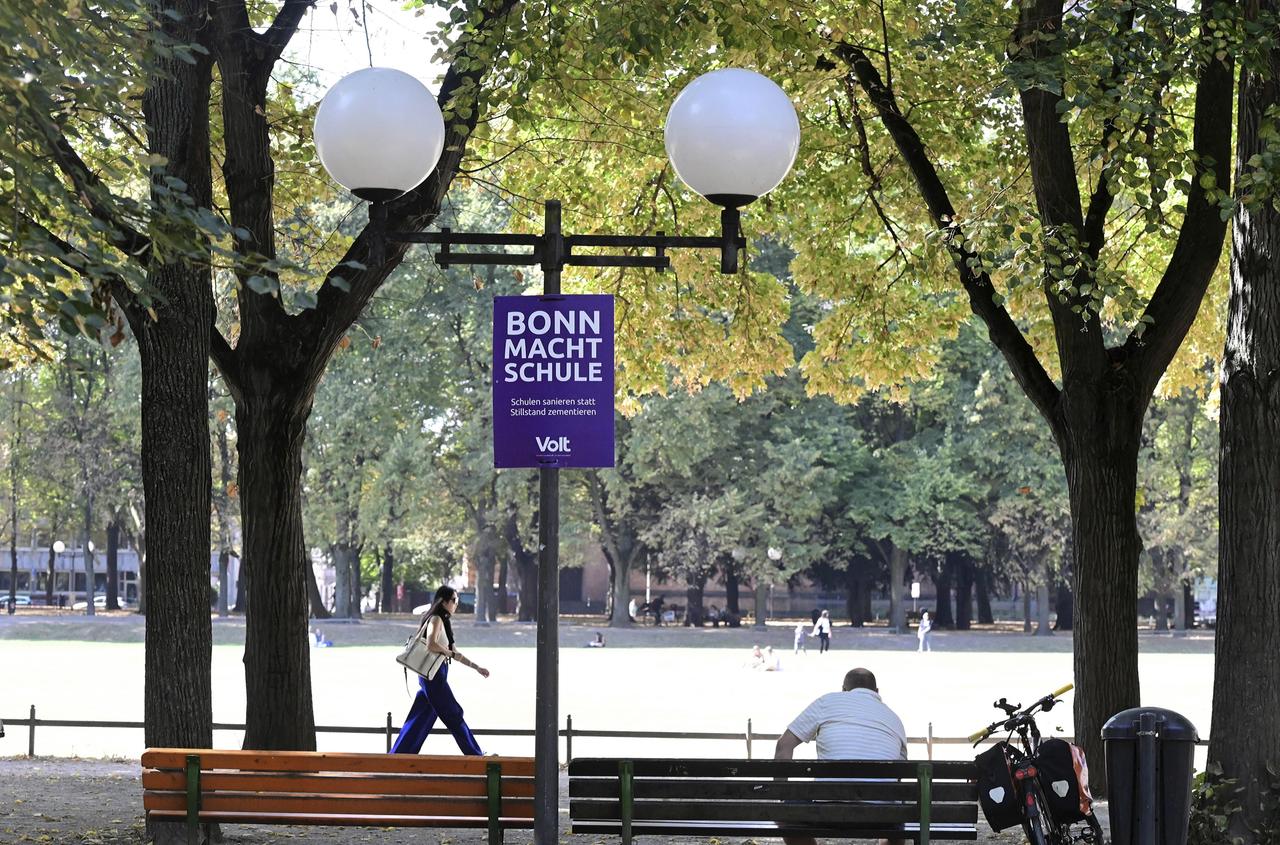 Ein Volt-Plakat für die Kommunalwahl NRW in Bonn mit der Aufschrift "Bonn macht Schule"