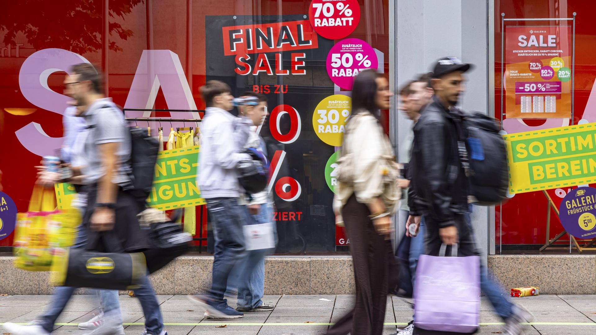 Galeria Karstadt Kaufhof mit Rabatten und final sale. Filiale des Warenhaus Konzerns in der Königstraße Stuttgart, Baden-Württemberg, Deutschland