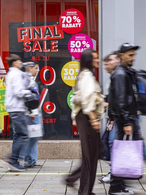 Galeria Karstadt Kaufhof mit Rabatten und final sale. Filiale des Warenhaus Konzerns in der Königstraße Stuttgart, Baden-Württemberg, Deutschland