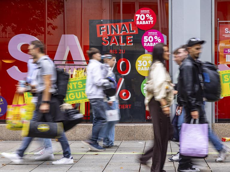 Galeria Karstadt Kaufhof mit Rabatten und final sale. Filiale des Warenhaus Konzerns in der Königstraße Stuttgart, Baden-Württemberg, Deutschland