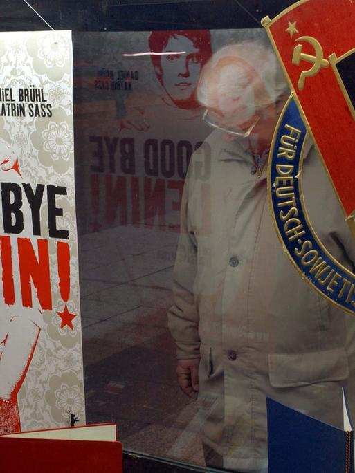 In einem Schaukasten des Kinos International an der Karl-Marx-Allee in Berlin, wirbt im Februar 2003 ein Plakat für den Film "Good Bye, Lenin!".