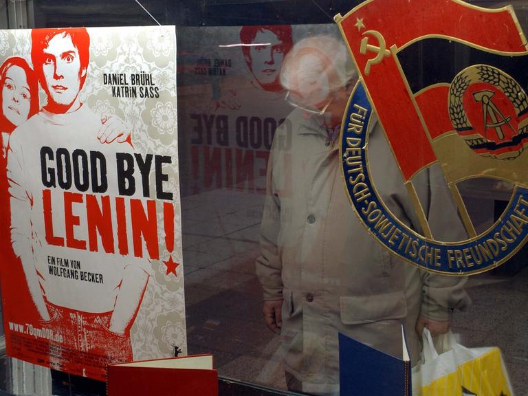 In einem Schaukasten des Kinos International an der Karl-Marx-Allee in Berlin, wirbt im Februar 2003 ein Plakat für den Film "Good Bye, Lenin!".