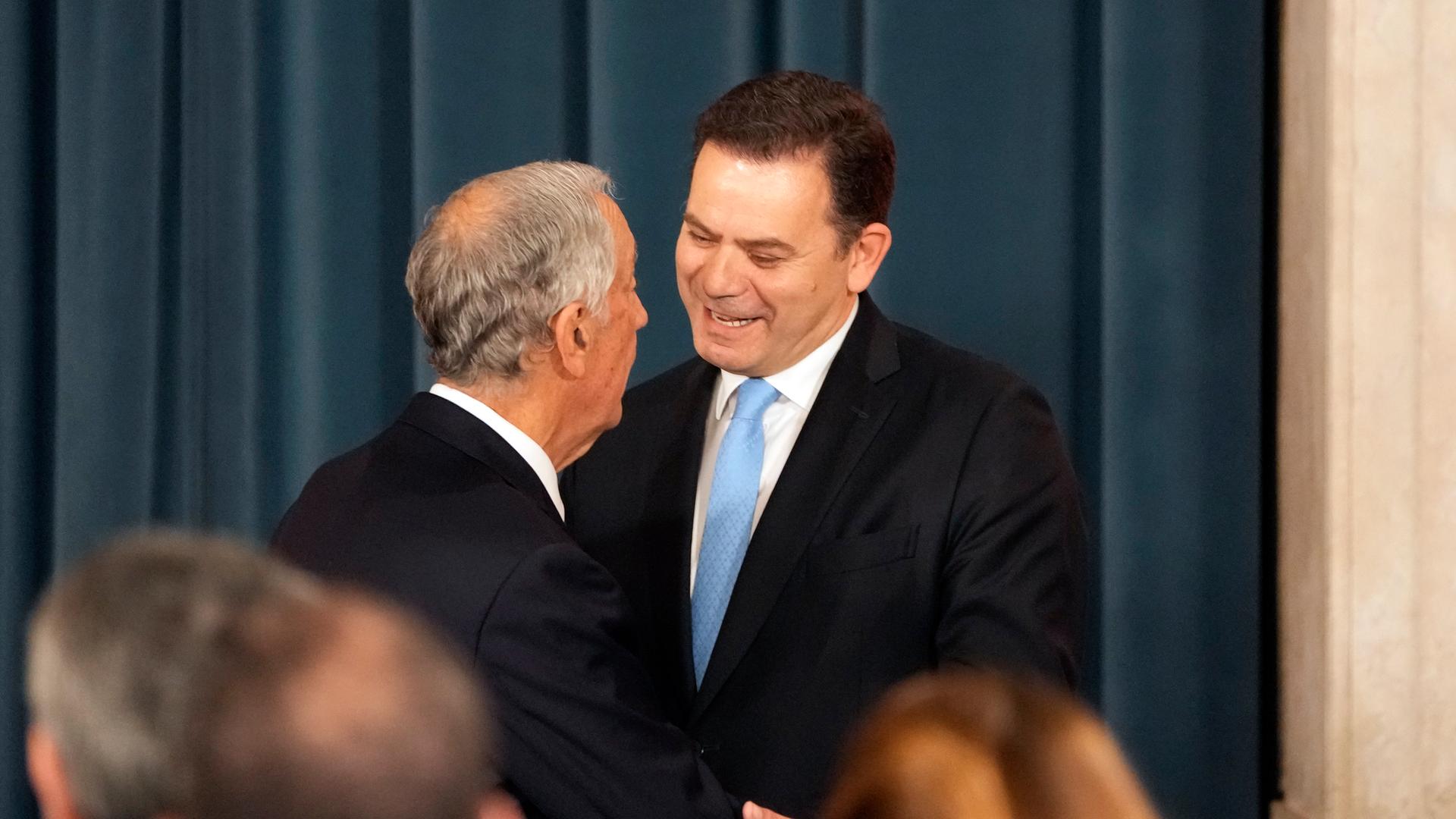 Luis Montenegro schüttelt die Hand von Präsident Marcelo Rebelo de Sousa.