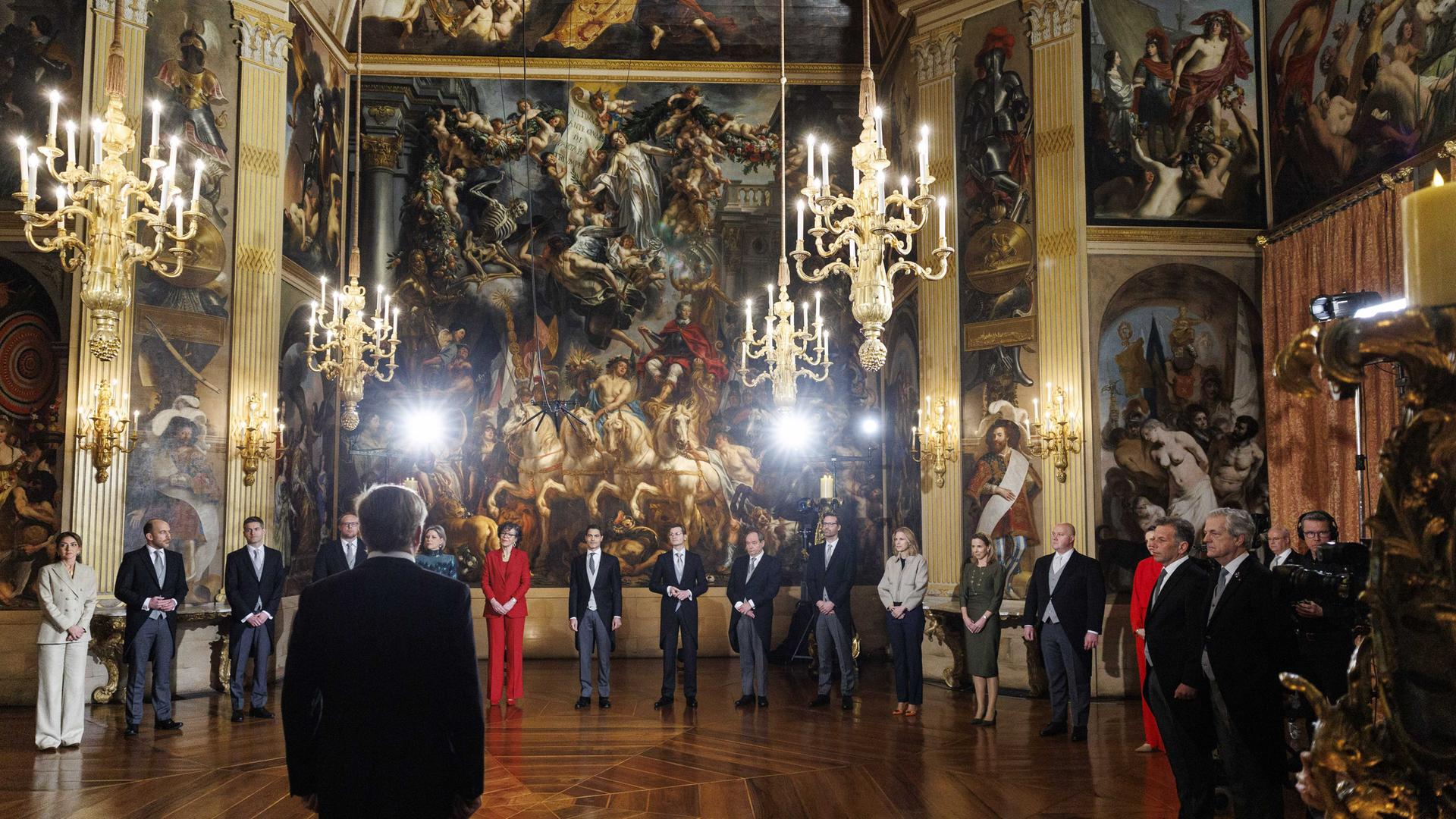 Die designierten Minister des Kabinetts Jetten stehen König Willem-Alexander während der Vereidigungszeremonie der neuen Minister des Kabinetts Jetten im Orangensaal des Schlosses Huis ten Bosch gegenüber. Die designierten Minister des Kabinetts Jetten stehen König Willem-Alexander während der Vereidigungszeremonie der neuen Minister des Kabinetts Jetten im Orangensaal des Schlosses Huis ten Bosch gegenüber.