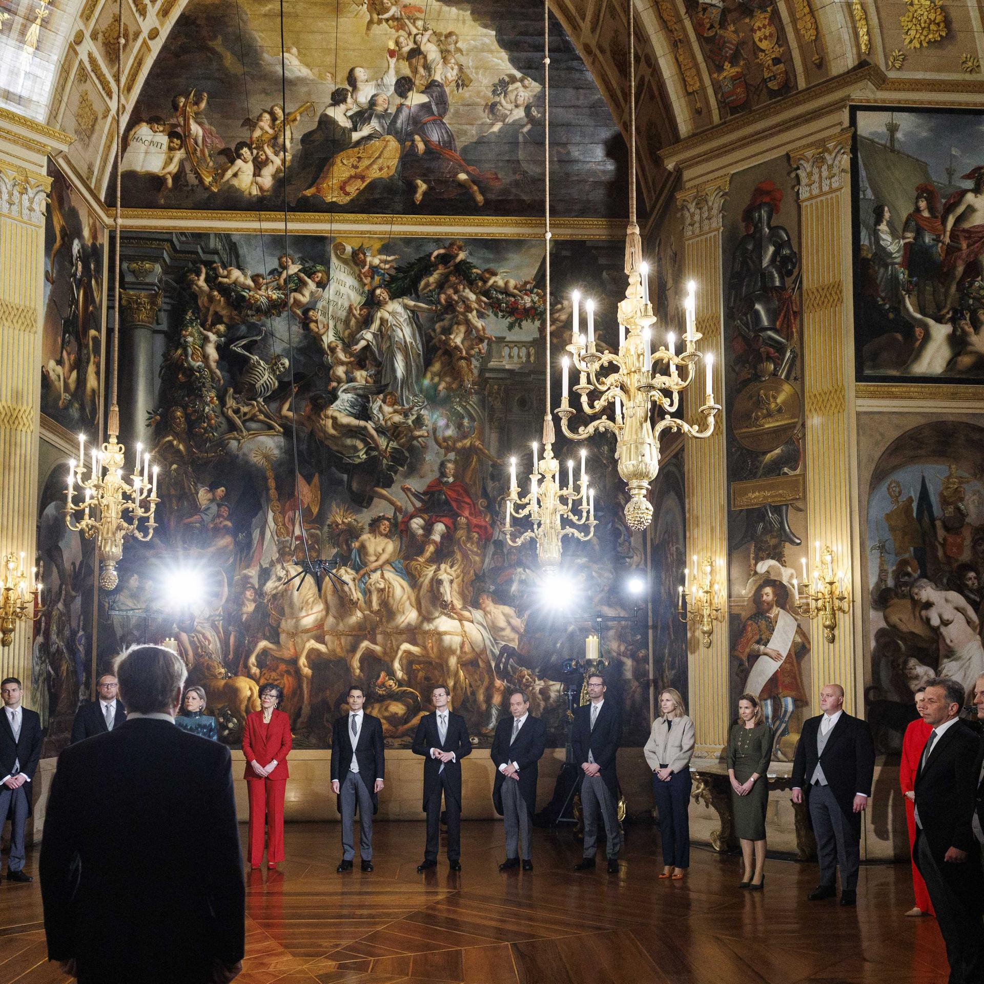 Die designierten Minister des Kabinetts Jetten stehen König Willem-Alexander während der Vereidigungszeremonie der neuen Minister des Kabinetts Jetten im Orangensaal des Schlosses Huis ten Bosch gegenüber. 