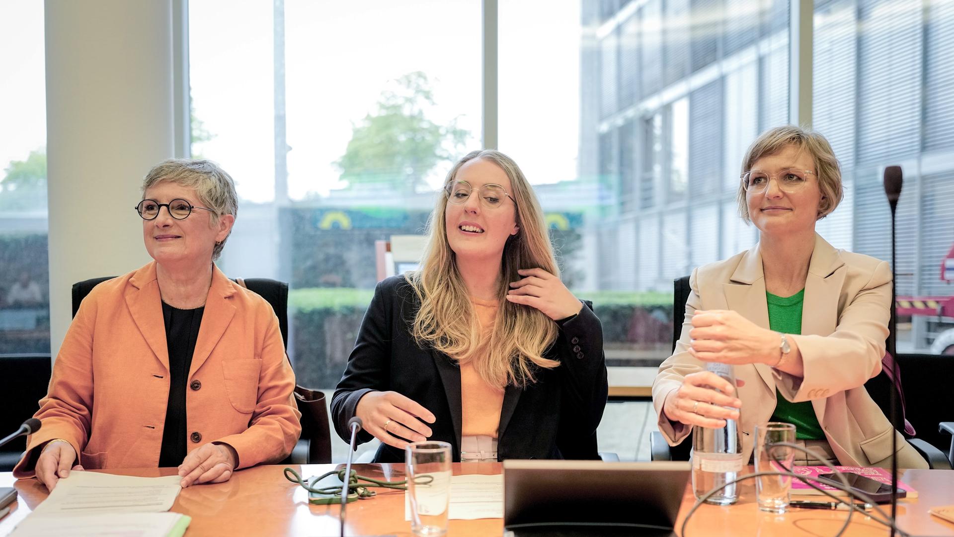 Katharina Dröge (M), Britta Haßelmann (l), beide Fraktionsvorsitzende von Bündnis 90/Die Grünen, und Franziska Brantner, Parteivorsitzende von Bündnis 90/Die Grünen, sitzen in der Klausur des Fraktionsvorstandes. Katharina Dröge (M), Britta Haßelmann (l), beide Fraktionsvorsitzende von Bündnis 90/Die Grünen, und Franziska Brantner, Parteivorsitzende von Bündnis 90/Die Grünen, sitzen in der Klausur des Fraktionsvorstandes.