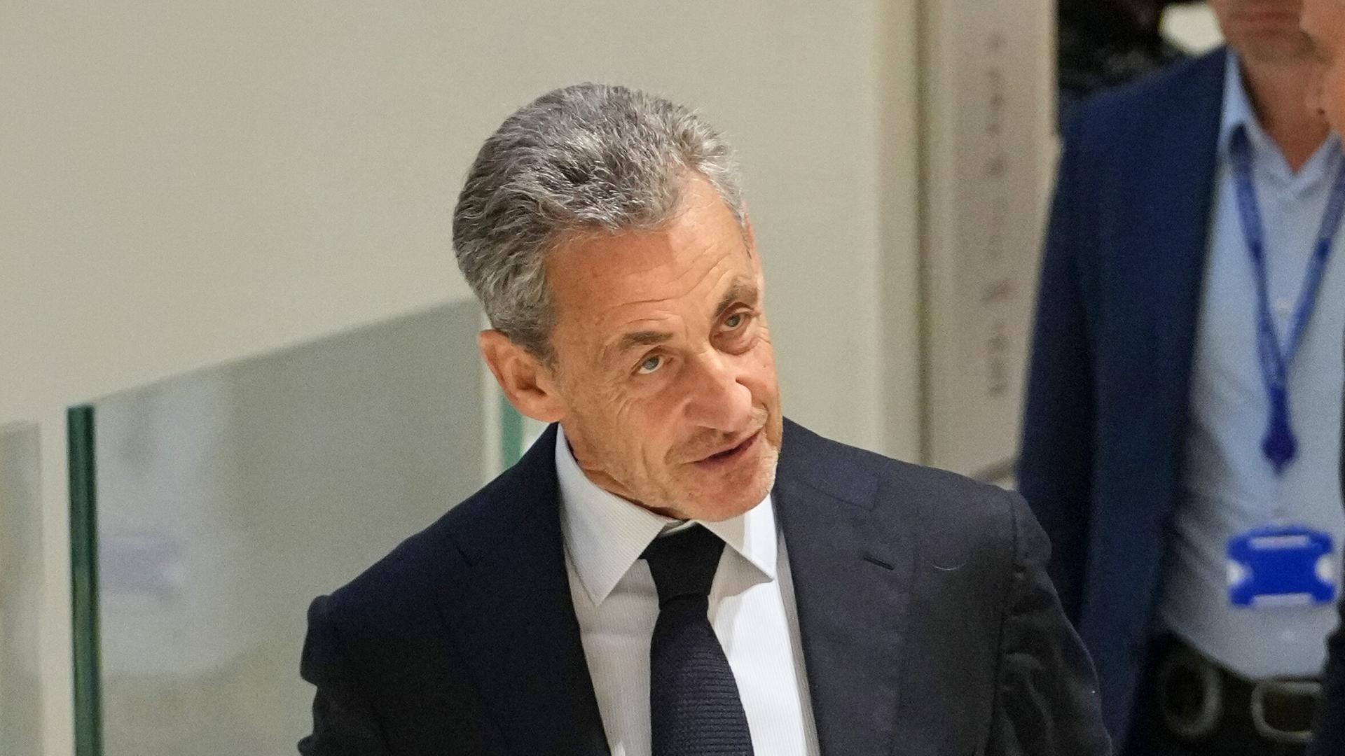 Der frühere französische Präsident Sarkozy spricht in Mikrofone am Gericht in Paris. 