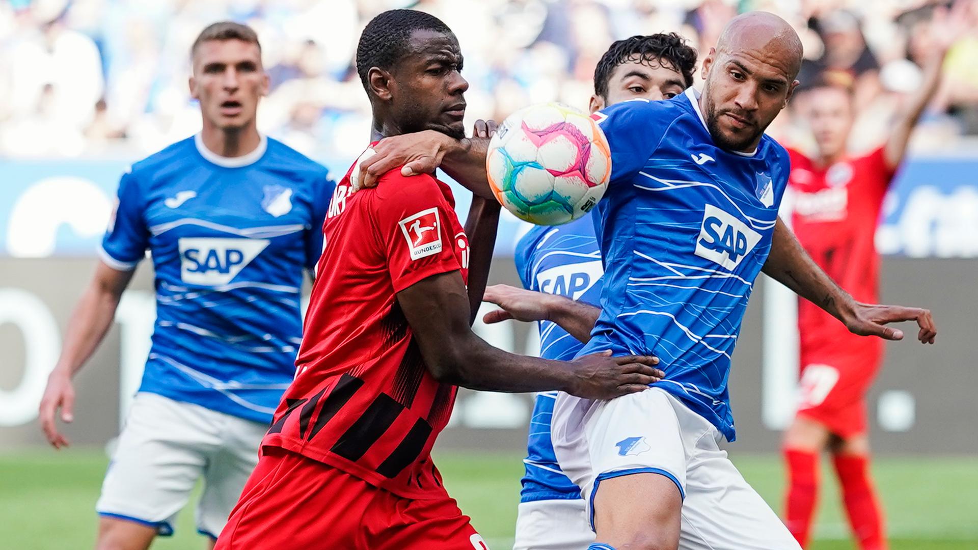 Zwei Spieler der Mannschaften von Eintracht Frankfurt und 1899 Hoffenheim versuchen, an den Ball zu kommen. Zwei Spieler der Mannschaften von Eintracht Frankfurt und 1899 Hoffenheim versuchen, an den Ball zu kommen.