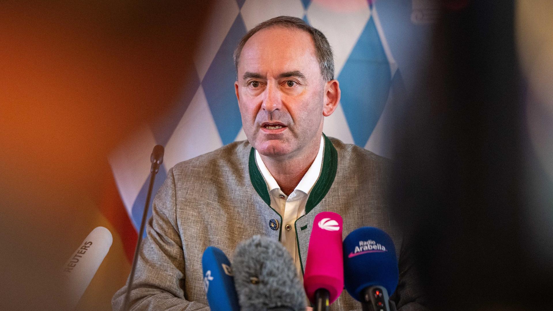 Der stellvertretende bayerische Ministerpräsident Hubert Aiwanger bittet auf einer Pressekonferenz um Entschuldigung und sieht sich als Opfer einer Kampagne.