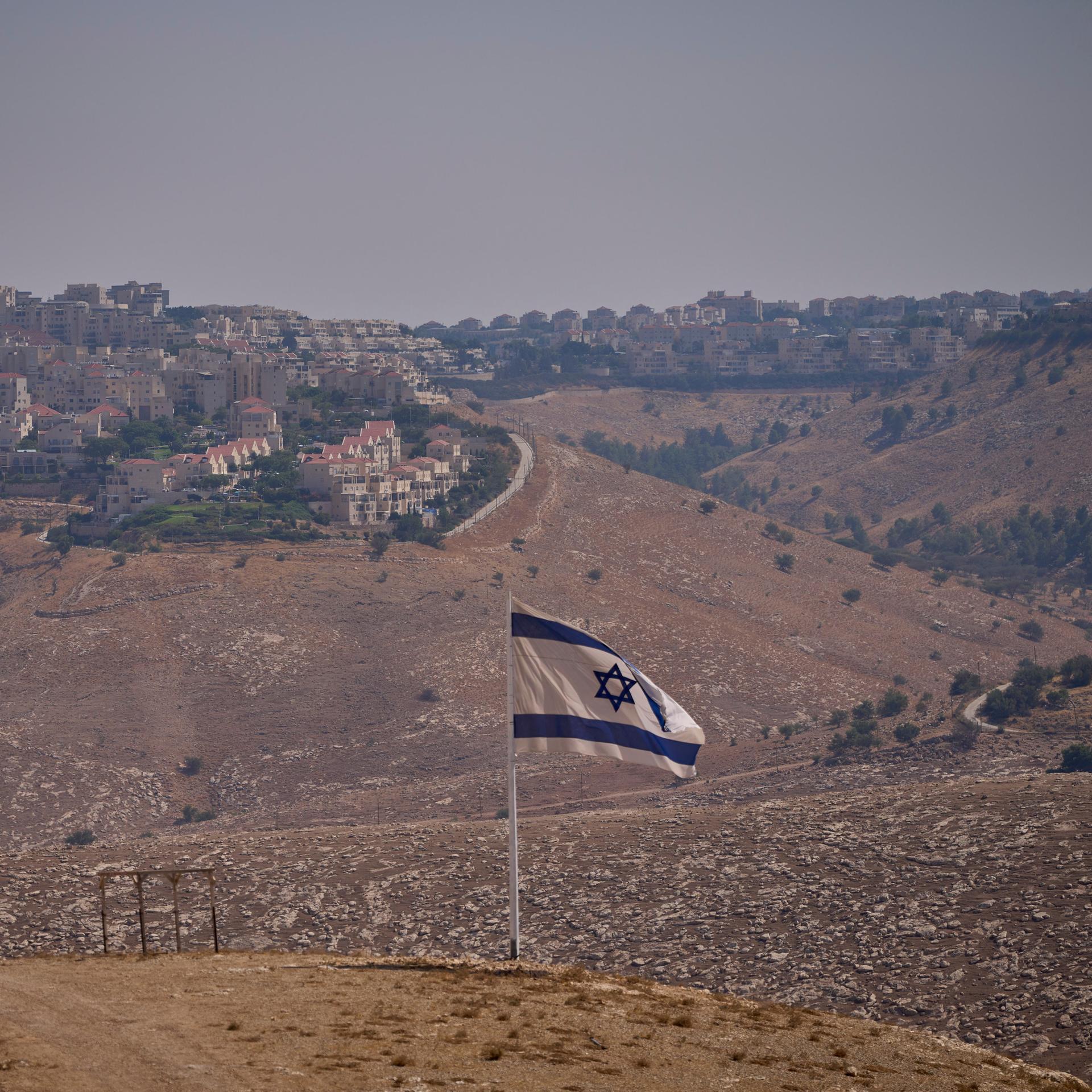 Kommentar zu Israel-Sanktionen - Die Kluft zwischen Tel Aviv und seinen Verbündeten wächst episode artwork