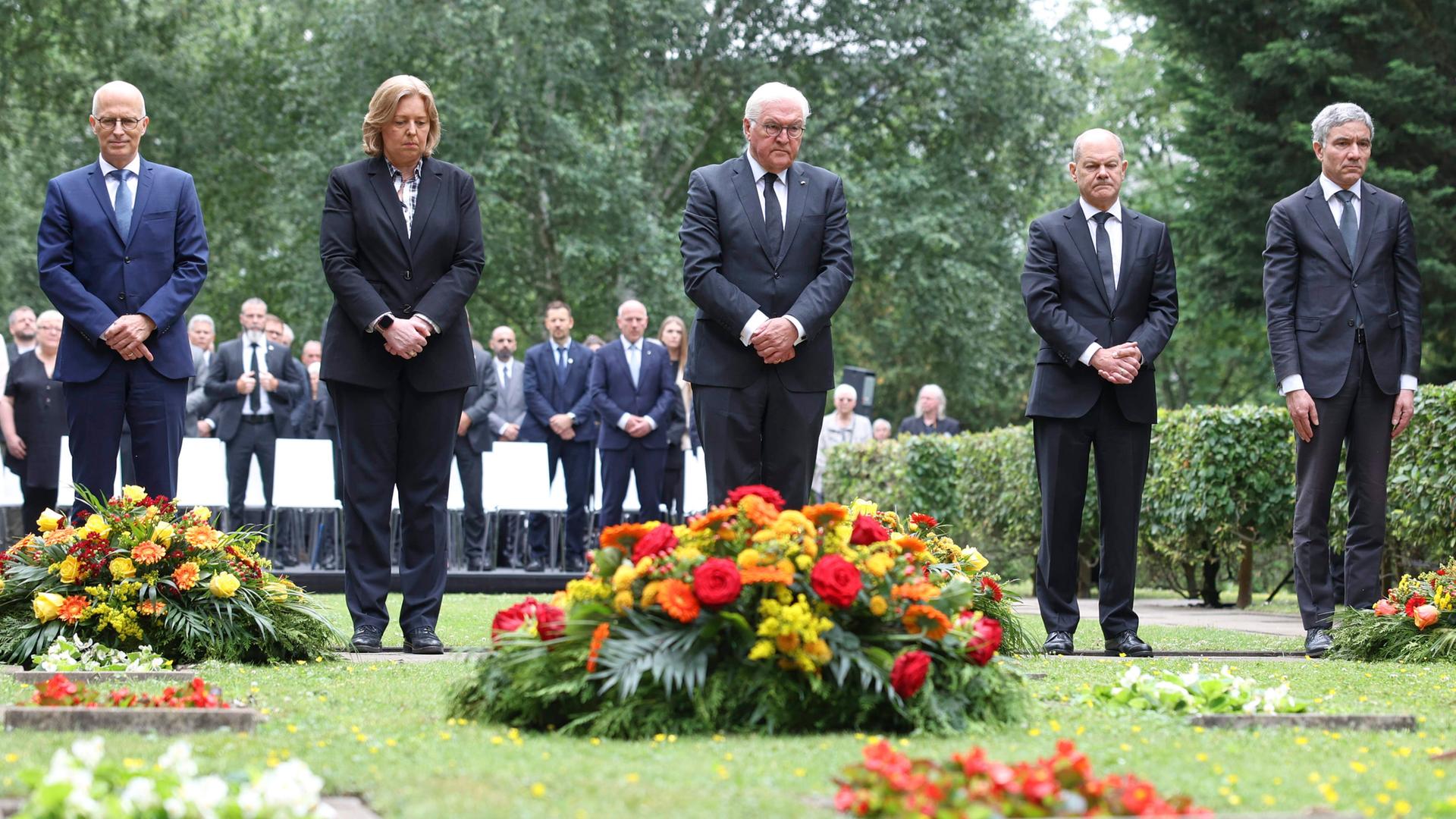 Von links nach rechts: Der Präsident des Bundesrates, Peter Tschentscher, Bundestagspräsidentin Bärbel Bas, Bundespräsident Frank-Walter Steinmeier, Bundeskanzler Olaf Scholz und der Präsident des Bundesverfassungsgerichts, Stephan Harbarth, legen bei der zentralen Gedenkfeier für die Opfer des Volksaufstands vom 17. Juni 1953 auf dem Friedhof Seestraße Kränze nieder.