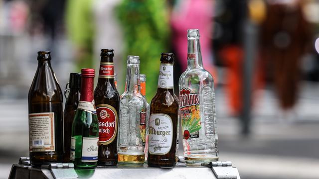 Das Foto zeigt leere Alkohol-Flaschen auf einer Müll-Tonne.
