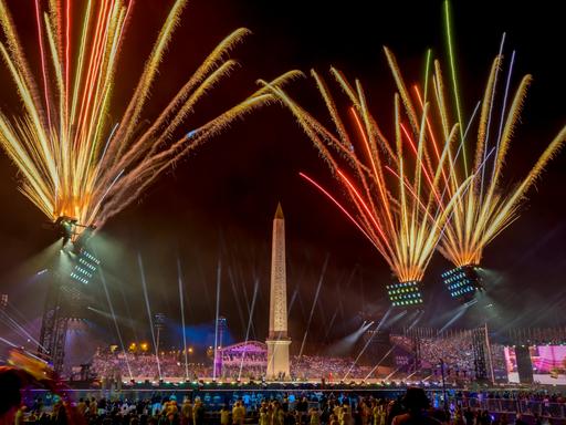 Auf dem Place de la Concorde wurden die Paralympischen Spielen 2024 in Paris mit einer spektakulären Show eröffnet.