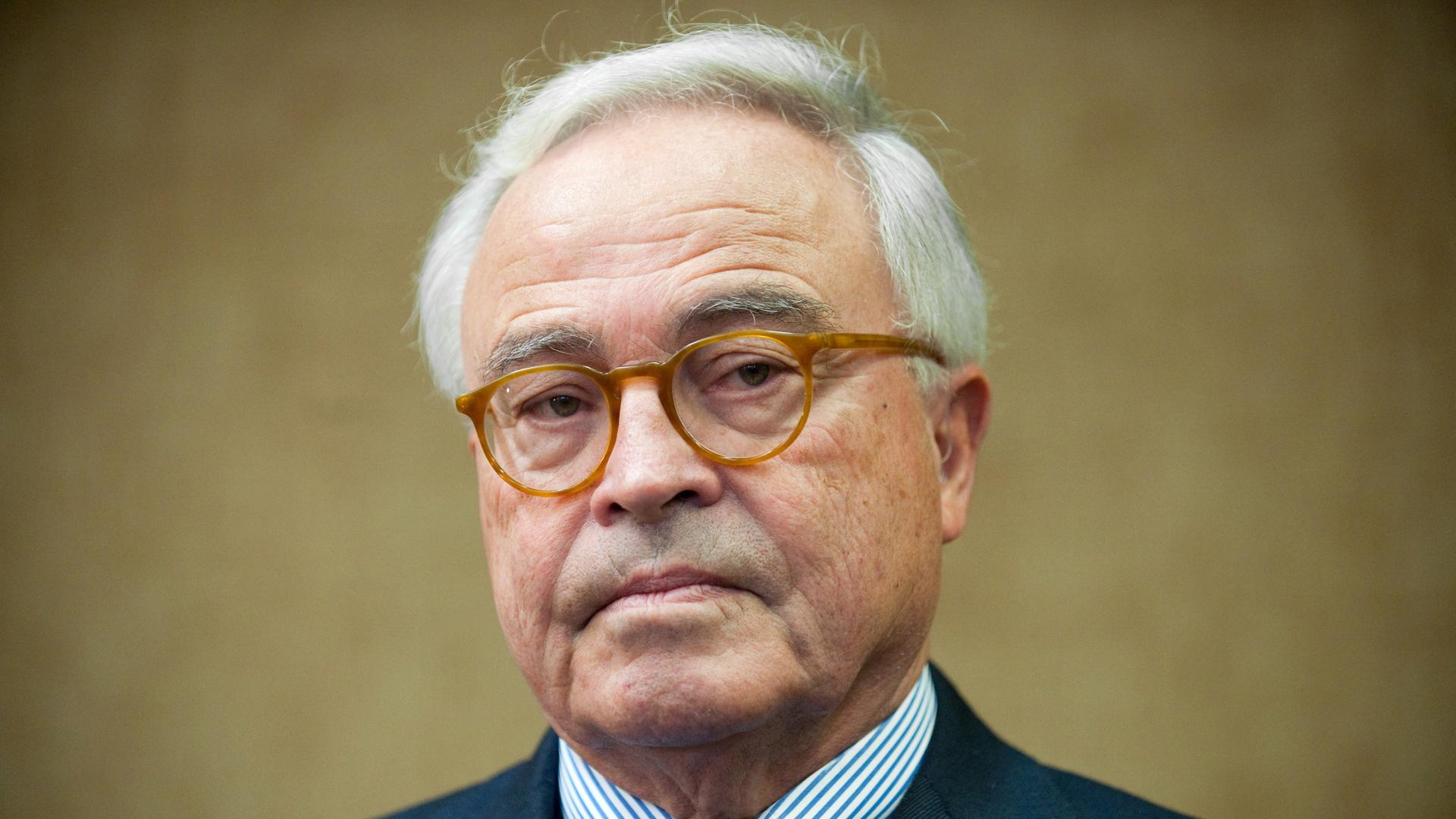 Rolf Breuer, ehemaliger Vorstandsvorsitzender der Deutschen Bank, schaut in die Kamera.