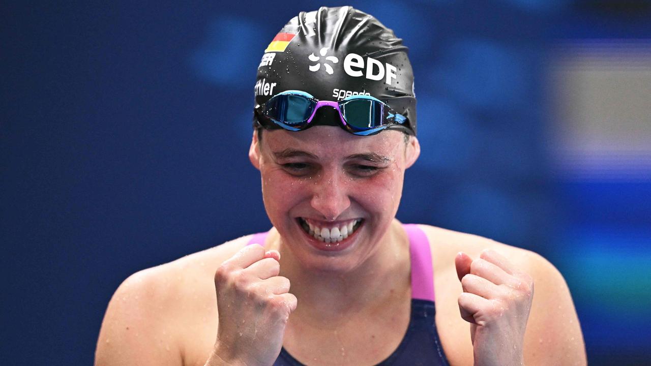 Angelina Köhler freut sich über ihren zweiten Platz über 100 Meter Schmetterling bei der Schwimm-Europameisterschaft in Paris.