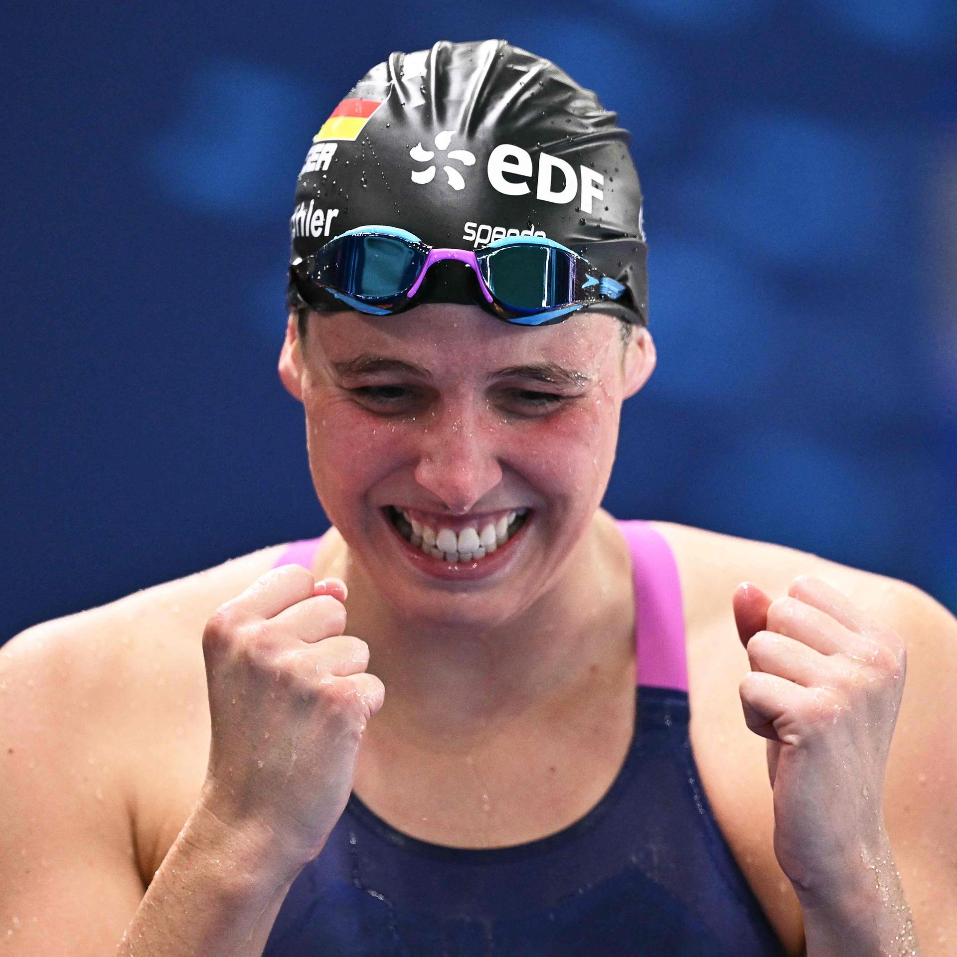 Angelina Köhler freut sich über ihren zweiten Platz über 100 Meter Schmetterling bei der Schwimm-Europameisterschaft in Paris.