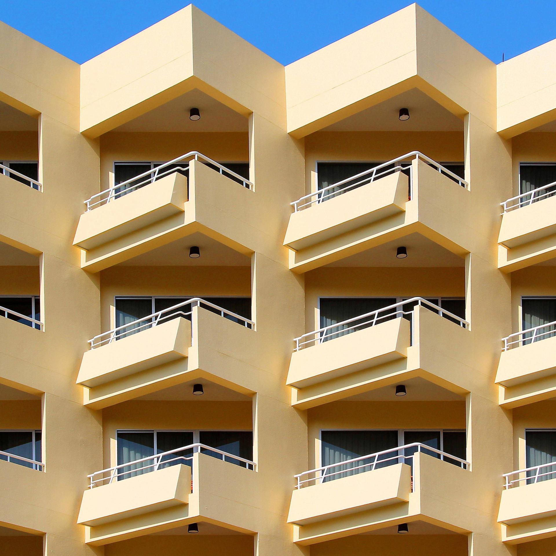 Mietshaus mit kleinen, monotones Apartments mit Balkon, Computergraphik