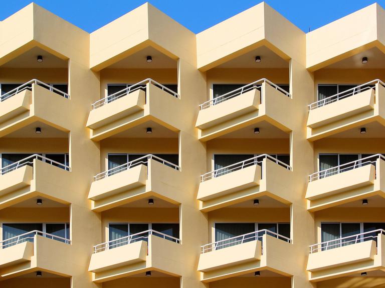 Mietshaus mit kleinen, monotones Apartments mit Balkon, Computergraphik