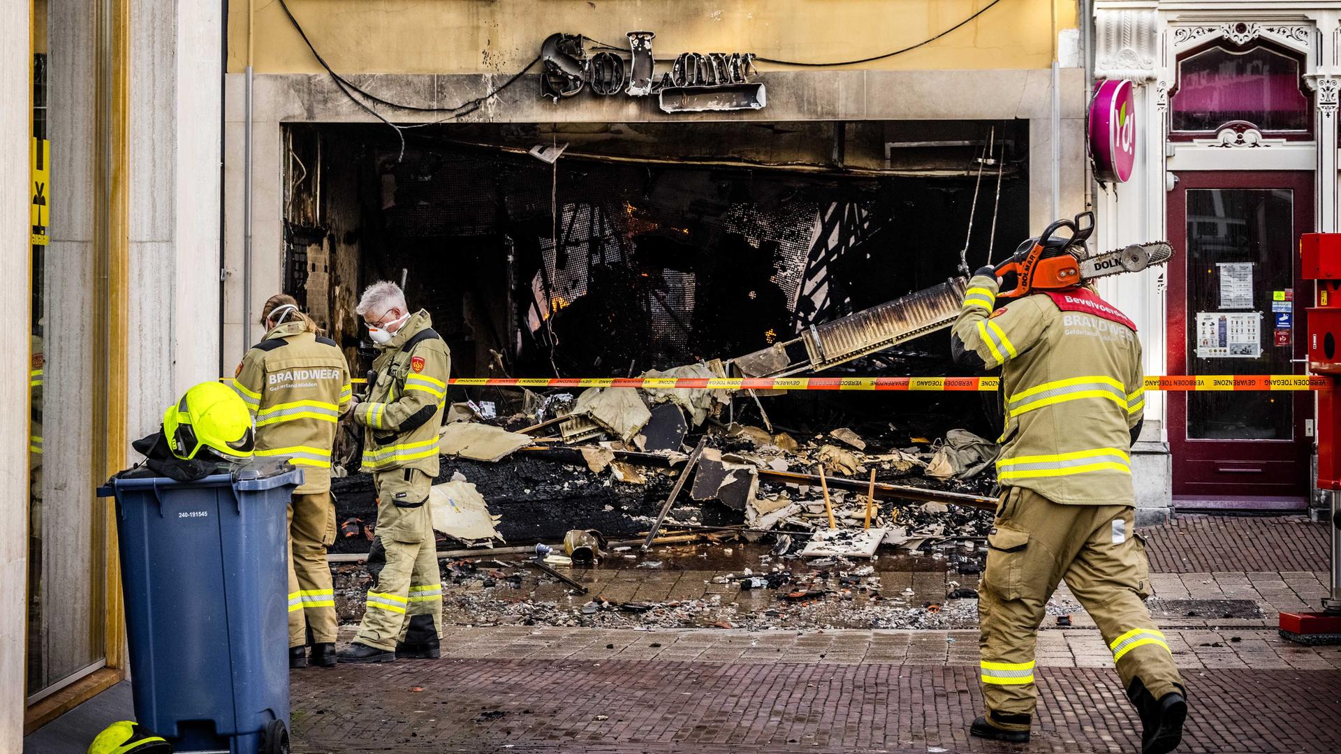 Feuerwehrleute bekämpfen einen Großbrand im Zentrum von Arnheim. 