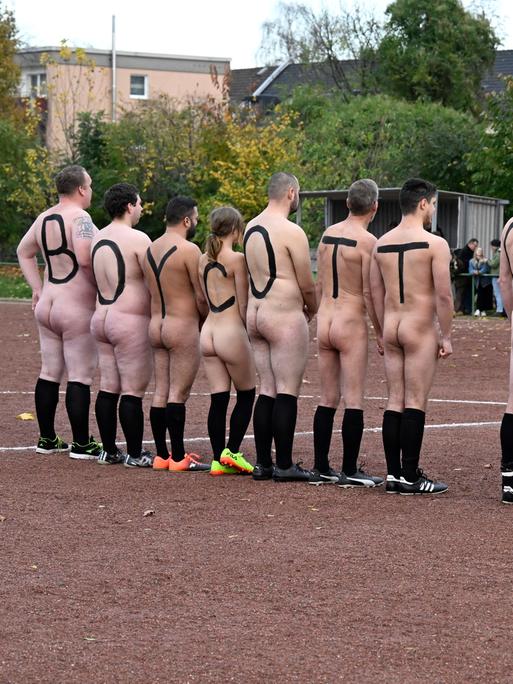 Spieler der deutschen NACKtionalmannschaft lassen sich nackt vor dem Spiel gegen die Ballfreude Bergeborbeck als Protest gegen die Fußball-WM 2022 in Katar fotografieren. Auf den nackten Rücken steht "Boycott Quatar". 