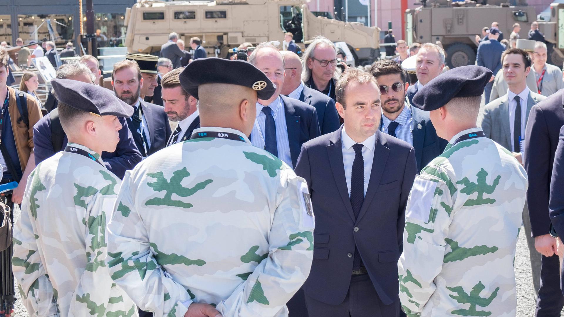 Der französische Verteidigungsminister Sebastien Lecornu im Gespräch mit Soldaten.