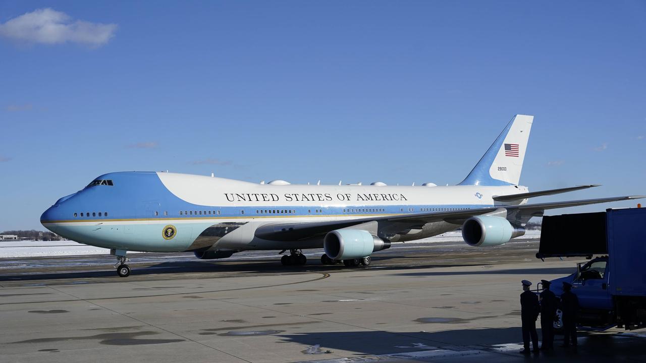 Ein Flugzeug, Air Force One, steht auf einem Rollfeld in Maryland.