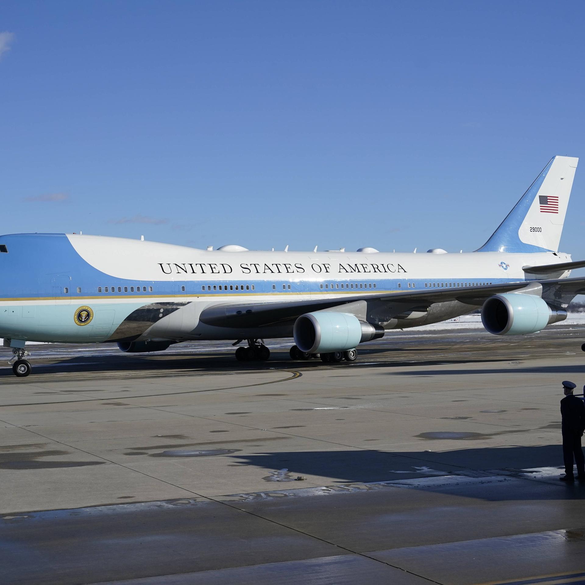 Ein Flugzeug, Air Force One, steht auf einem Rollfeld in Maryland.