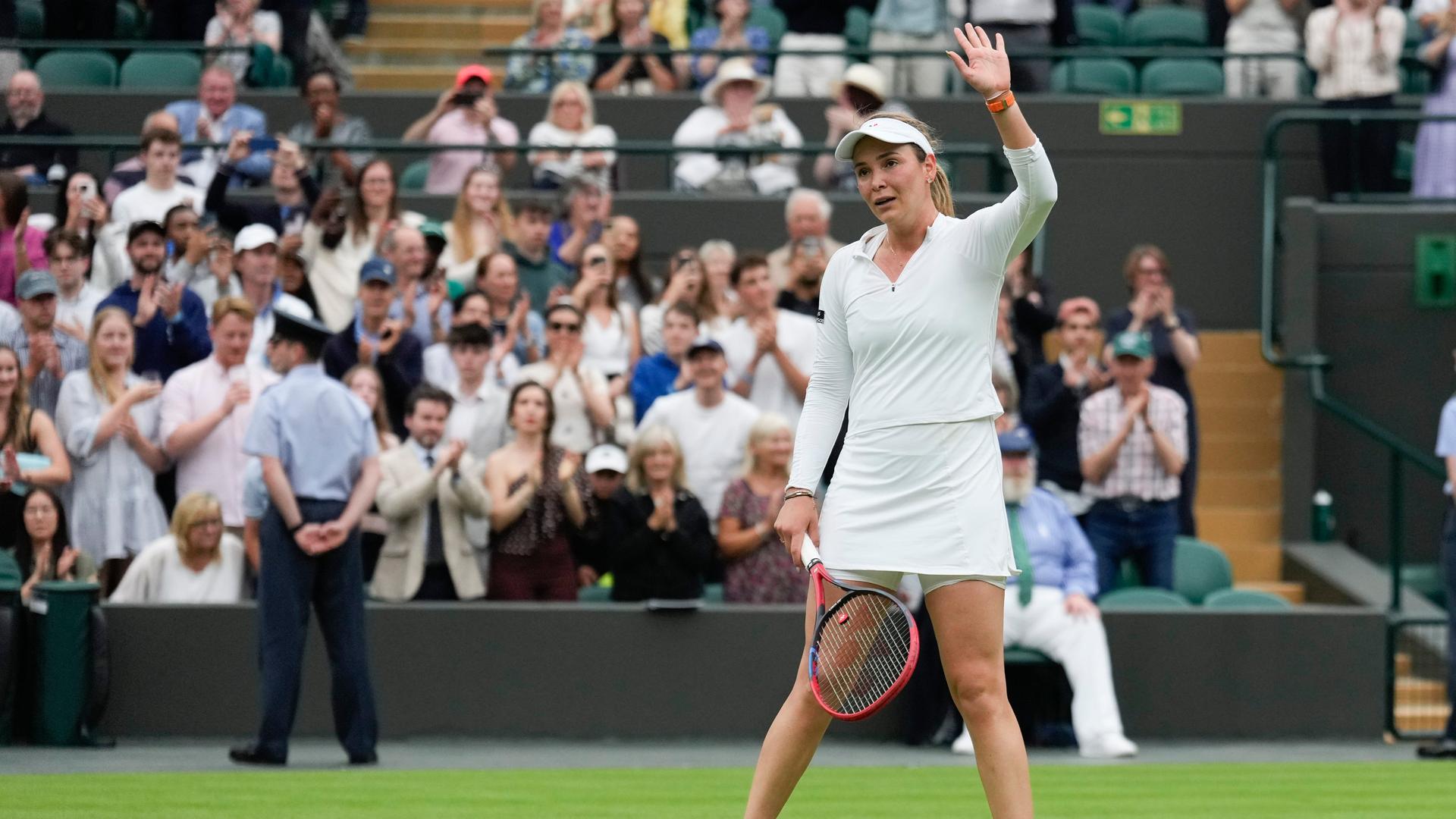 Tennisspielerin Donna Vekic winkt nach ihrem Sieg im Viertelfinale von Wimbledon.