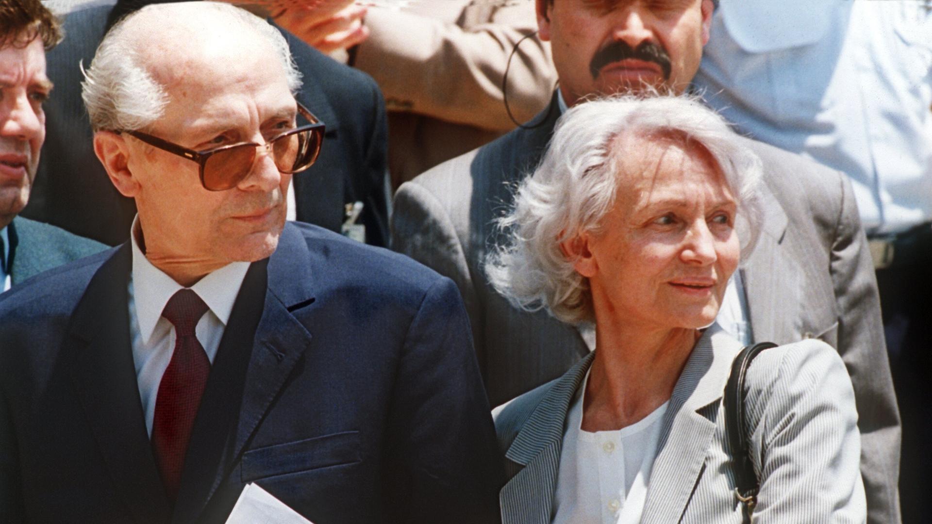 Erich Honecker mit seiner Frau Margot 1993 auf dem Flughafen von Santiago de Chile