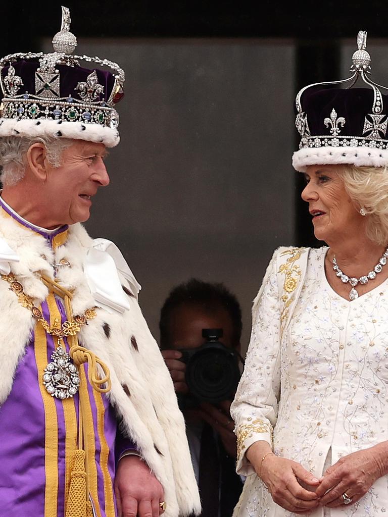 König Charles III. und Königin Camilla nach der Krönung auf dem Balkon des Buckingham Palasts in London