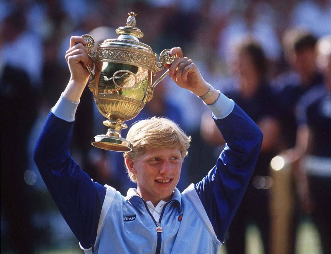 Boris Becker hält einen goldenen Pokal über dem Kopf