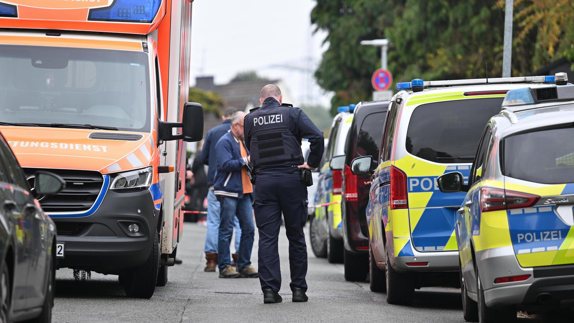 Herdecke: Polizei, Feuerwehr und Rettungsdienst stehen auf einer Straße. 