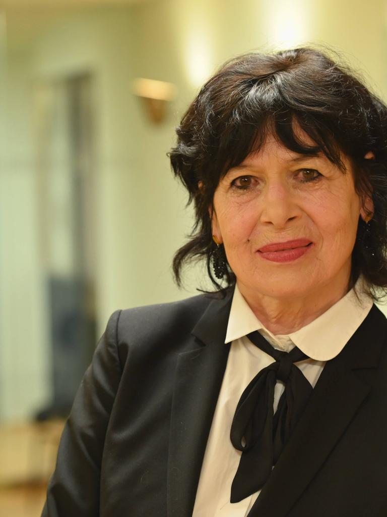 Die Schriftstellerin Monika Helfer schaut leicht lächelnd in die Kamera und trägt einen schwarzen Blazer mit einer weißen Bluse