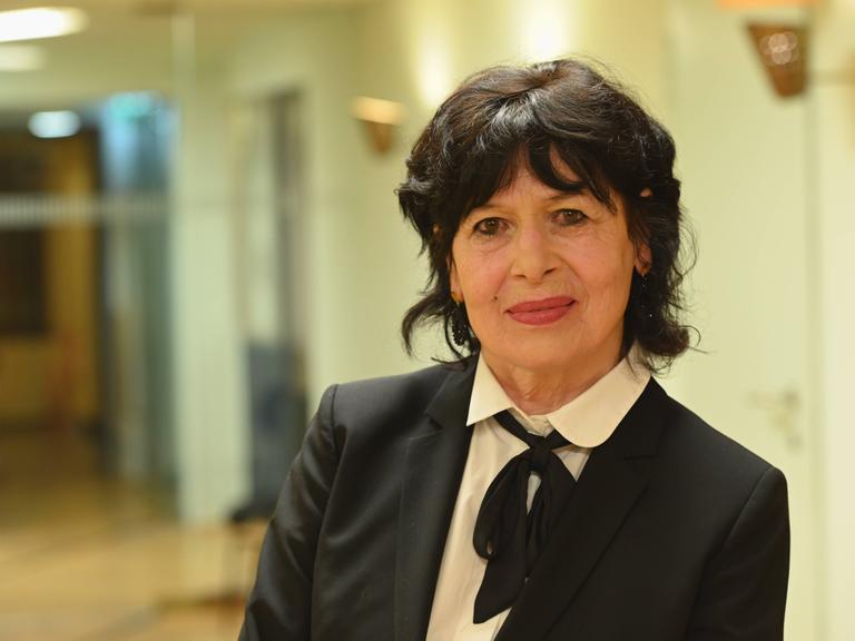 Die Schriftstellerin Monika Helfer schaut leicht lächelnd in die Kamera und trägt einen schwarzen Blazer mit einer weißen Bluse Die Schriftstellerin Monika Helfer schaut leicht lächelnd in die Kamera und trägt einen schwarzen Blazer mit einer weißen Bluse