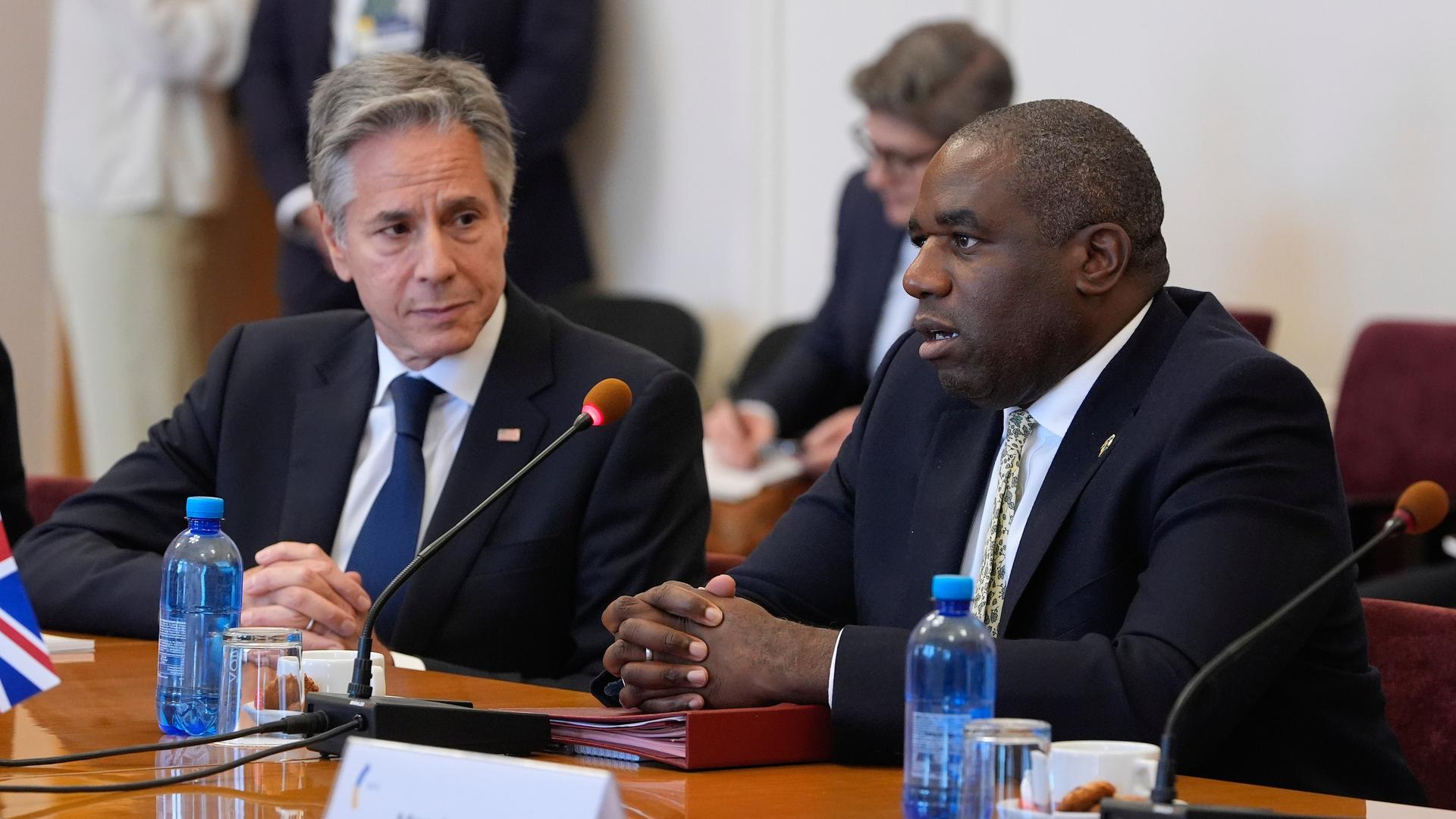 US-Außenminister Antony Blinken und der britische Außenminister David Lammy sitzen nebeneinander im Außenministerium in Kiew, Ukraine. 