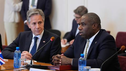 US-Außenminister Antony Blinken und der britische Außenminister David Lammy sitzen nebeneinander im Außenministerium in Kiew, Ukraine. 