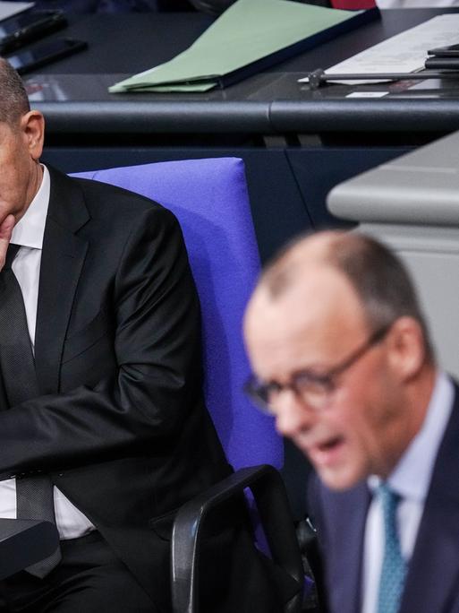 Berlin: Friedrich Merz (CDU), CDU-Bundesvorsitzender und Unionsfraktionsvorsitzender, spricht neben Bundeskanzler Olaf Scholz (l, SPD) im Bundestag.