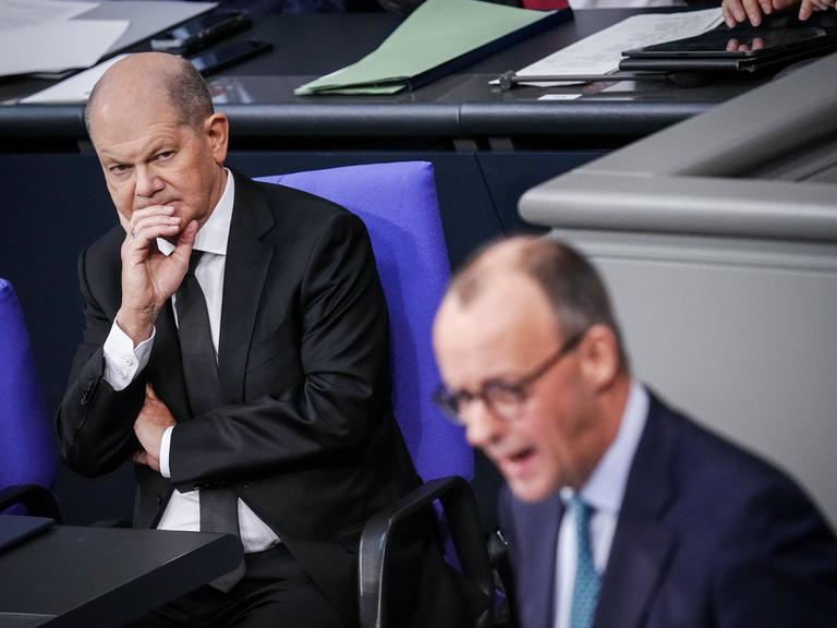 Berlin: Friedrich Merz (CDU), CDU-Bundesvorsitzender und Unionsfraktionsvorsitzender, spricht neben Bundeskanzler Olaf Scholz (l, SPD) im Bundestag.