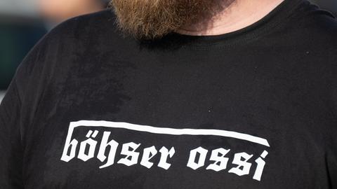 T-Shirt einesTeilnehmers einer AfD-Wahlkampfveranstaltung auf dem Theaterplatz in Dresden, auf dem "Böhser Ossi" steht.