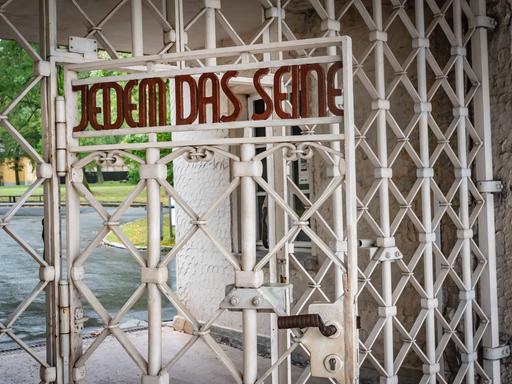 "Arbeit macht frei" steht als zynisches Motto am Eingang des einstigen Konzentrationslagers Buchenwald, das heute eine Gedenkstätte ist.